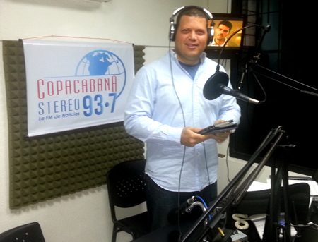 El periodista, Emilio Materán, director general del Diario La Voz, conduce el programa de los martes al medio día “Almorzando con Emilio”, por Copacabana Stereo 93.7 FM