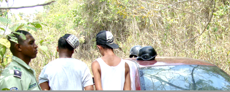 La pareja de robacarros capturada por funcionarios de Polizamora en el sector de Cupo