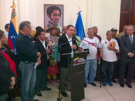 El vicepresidente Jorge Arreaza declaró rodeado de integrantes de la Asociación de Víctimas del 11-A de tendencia oficialista CORTESIA / @ViceVenezuela 