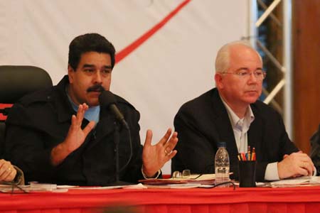 Maduro, con el ministro de Petróleo Rafael ramírez a su lado, aseguró estar "convencido" de que esta nueva ofensiva económica permitirá "romper" con el rentismo petrolero e invitó a los empresarios a incorporarse PRENSA PRESIDENCIAL 