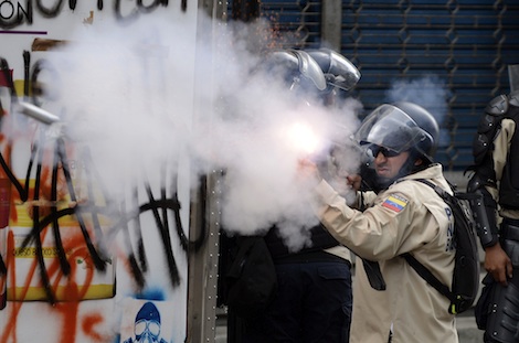 Decenas de policías nacionales, con equipos antimotines, utilizaron gases lacrimógenos y balas de plástico para dispersar a manifestantes Foto: AFP 