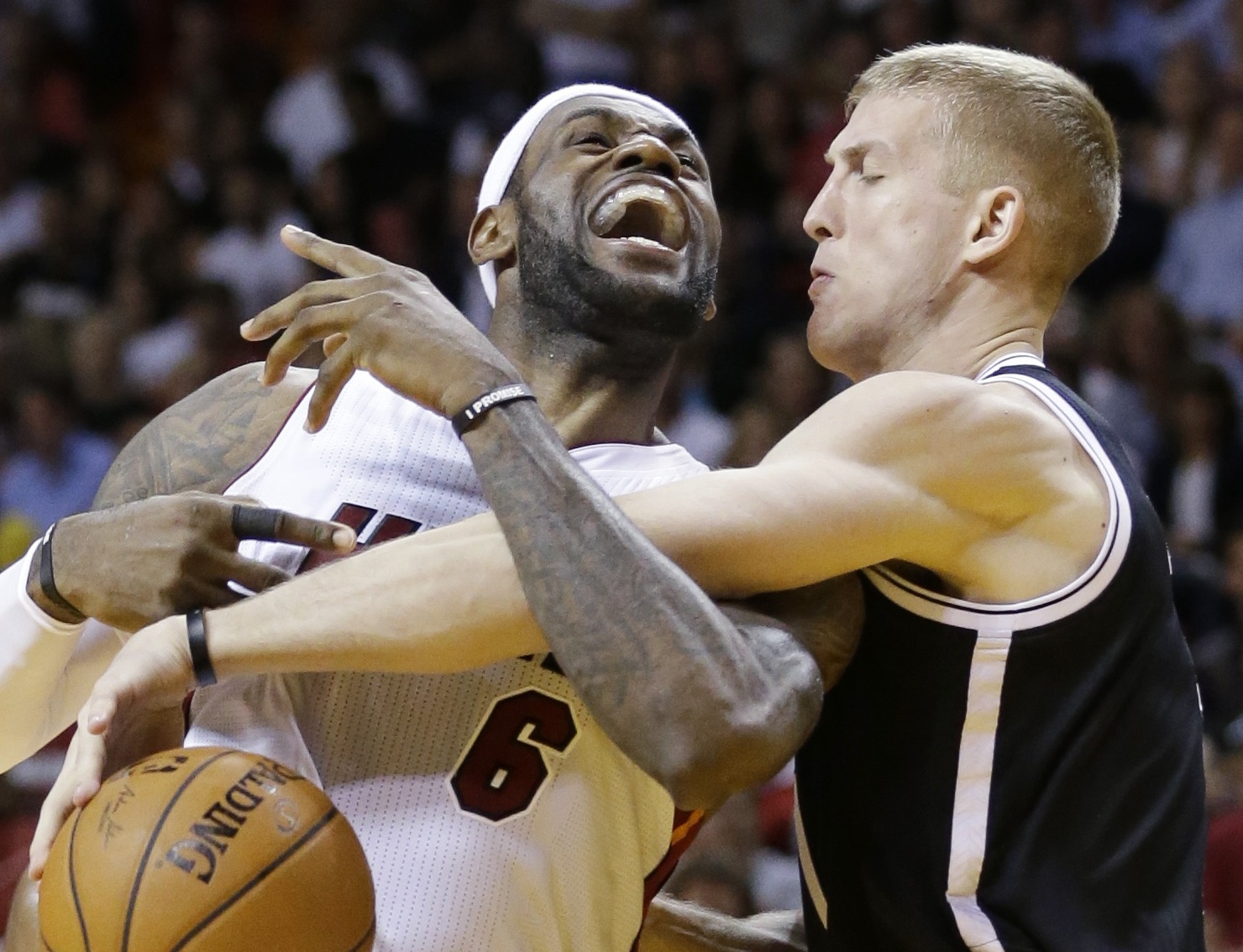  LeBron no la tuvo fácil ante la defensa de los Nets. AP / Wilfredo Lee