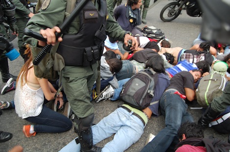 Centenares de manifestantes han llevado palo de parte de esbirros que se deleitan en maltratarlos Foto: Jaime Manrique 