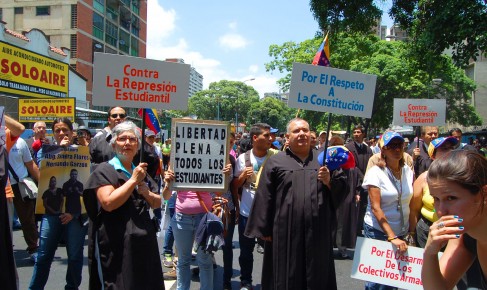 Abogados protestaron junto a estudiantes. Foto: Jaime Manrique