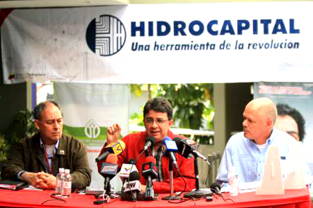 En la rueda de prensa que ofreció en la sede de Hidrocapital, Miguel Leonardo Rodríguez, ministro del Ambiente -centro- afirmó que el Gobierno Nacional no dejará sin suministro de agua potable a la ciudadanía.