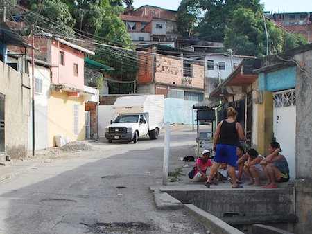  Cerca de este sitio en Copacabana Guarenas fue acribillado el policirculación Reinaldo Andrés Mejías 