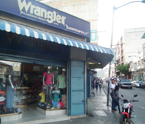  04-13 La tienda Wrangler fue asaltada por delincuentes armados