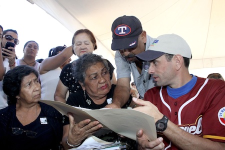 el gobernador de Miranda, Henrique Capriles, encabezó una Asamblea Popular en la comunidad Cecilio Acosta El Paso en Los Teques