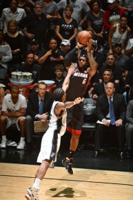 James es factor decisivo en la final de la NBA AFP / Garrett Ellwood 