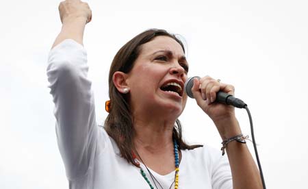 La diputada María Corina Machado reaccionó este viernes a la medida de prohibición de salida del país, emitida por el Tribunal 16 de Control de Caracas en su contra. 