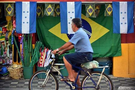  Un hombre anda en bicileta en Porto Feliz, Brasil, el 9 de junio de 2014. AFP / RODRIGO ARANGUA 