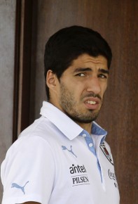 Suárez es observado este jueves en el interior del hotel donde se hospeda la selección uruguaya AP / Hassan Ammar 