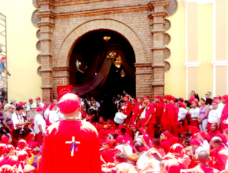 En horas del mediodía de hoy, la diablada solicitará la autorización y la bendición sacerdotal para iniciar rituales