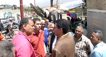 Grupo de personas que se dan cita en los espacios de la Iglesia cristiana se hicieron presentes ayer para oponerse a la demolición de la sede