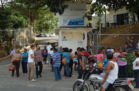 Familiares de privados de libertad se apostaron a las puertas de Polimiranda en el sector Bienvenido de Guarenas Foto: Jaime Manrique