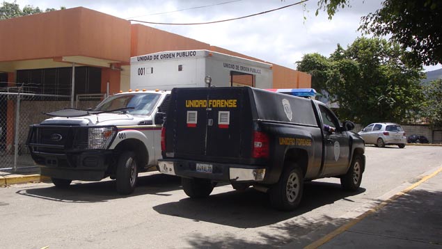 El cuerpo sin vida de Ronny José Sandoval Mejías, de 17 años de edad, fue llevado a la morgue de Ocumare del Tuy
