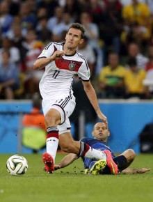  Klose, último de aquella selección finalista de 2002, pasó a Ronaldo como máximo goleador en la historia de los mundiales Foto AP/Frank Augstein