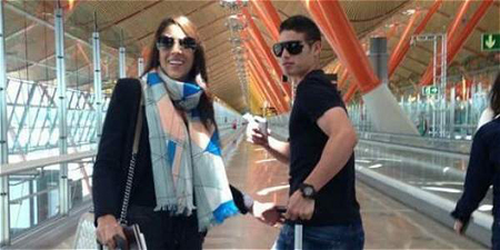 James Rodríguez y su esposa a su llegada a Madrid Foto: Twitter @FutbolModerno_ 