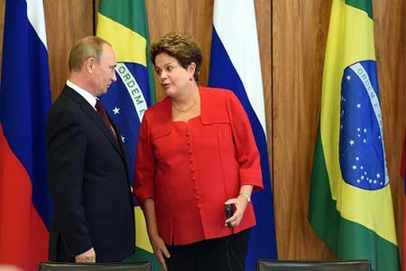  El presidente de Rusia Vladimir Putin dialoga en Brasilia con la presidenta de Brasil Dilma Rousseff el 14 de julio de 2014 AFP / EVARISTO SA