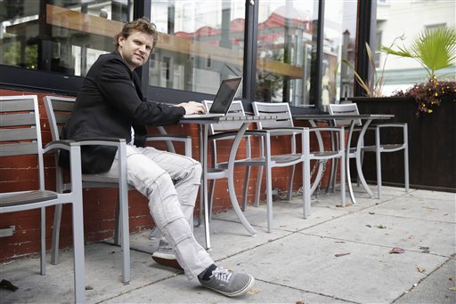 Gerry Kelly, fundador de la marca de ropa Sonas Denim, en una cafetería cerca de su casa en San Francisco, el 16 de julio de 2014. Kelly es usuario de Bubblews, una red social que paga a los usuarios por mensajes en internet que atraigan tráfico y anunciantes. (Foto AP/Eric Risberg)