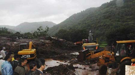 El desastre se produjo ayer a las 05.00 hora local (23.30 GMT) cuando la ladera de una colina se desmoronó sobre Malin, en el estado de Maharastra, por las fuertes lluvias y sepultó a la mayoría de las casas del pueblo, unas 50
