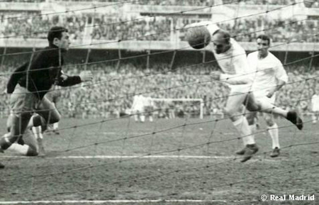 Di Stéfano es considerado uno de los cuatro grandes mejores jugadores en la historia del fútbol 