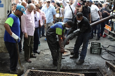 Antonio Ledezma,  y su equipo,  sostuvieron  un encuentro con los vecinos de Santa Mónica en la parroquia San Pedro, donde se desarrolló una   Jornada Atención Integral a beneficio de los vecinos