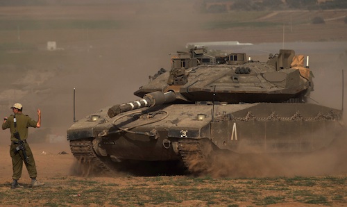 Decenas de tanques israelíes se han dirigido hacia la frontera con Gaza, donde se acantonan varias tropas. Más de 30.000 reservistas han sido ya movilizados
