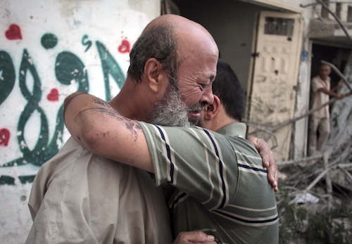  Los habitantes de la Franja de Gaza expulsados de sus hogares por la violencia aprovecharon la frágil tregua para volver a sus barrios, donde hallaron escenas de desolación Foto: AP