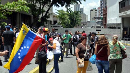 Las afueras del Palacio de Justicia durante audiencia de Leopoldo López y los cuatro estudiantes detenidos NEWS FLASH 
