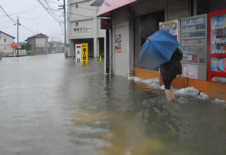 El poderoso tifón “Halong” llegó ayer al Mar de Japón tras su paso, durante el fin de semana, por este país, donde ha dejado un total de 10 muertos AGENCIAS 