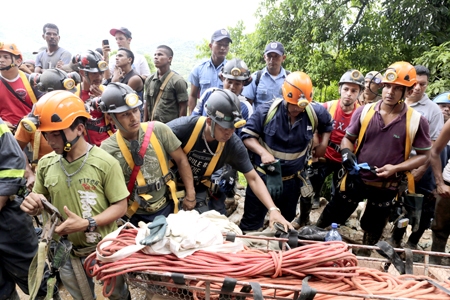Nicaragua pidió este viernes ayuda a México, Venezuela y Chile para rescatar a unos 20 mineros atrapados en una mina artesanal del Caribe norte, mientras brigadas de salvamento intentaban socorrerlos, informó el gobierno. 