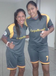 La capitana de la selección juvenil de Zamora, Natalie Castellanos (izquierda), y la capitana de la selección de adultos, Jhoana Fernández 
