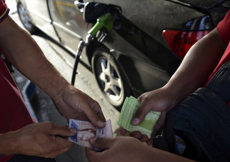 Hoy por hoy, el único beneficio directo que recibimos los venezolanos pobres por vivir en un país petrolero es tener gasolina barata 