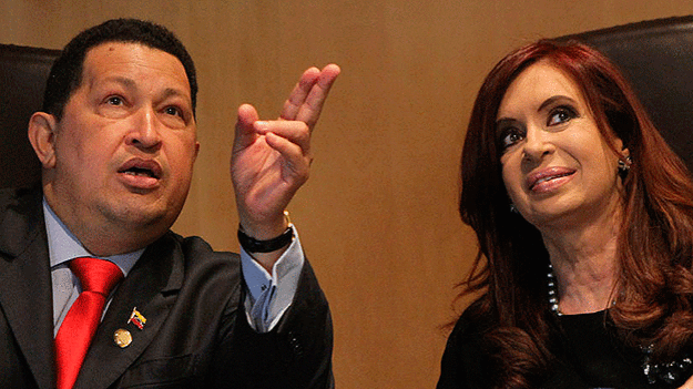 Los críticos de Cristina Fernández de Kirchner aseguran que sigue los pasos de Hugo Chávez. (foto: AP)