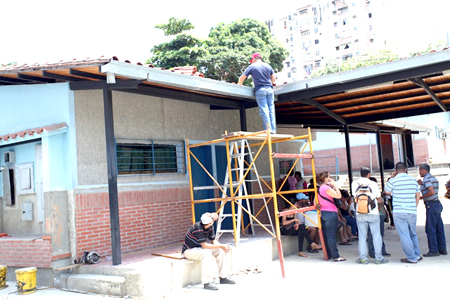 En el CDI y SRI “Mamá Pancha” ubicado en la avenida Tosta García de Charallave, se ejecutan trabajos de impermeabilización en el techo