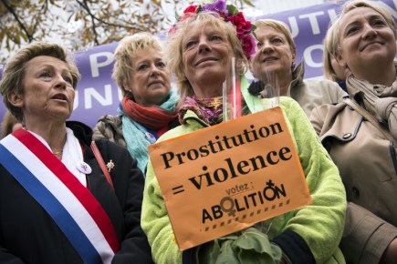 Rosen Hicher, de 57 años, que se prostituyó durante 22 años antes de abandonar su oficio en 2009, subrayó a su llegada a París que "la prostitución no es un derecho. No hay derecho para comprar a una mujer o venderla", estimó.