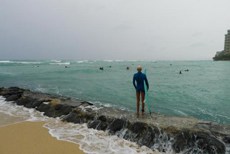 El surfista Emile Meder observa las olas en la playa de Waikiki en Honolulu, Hawái. AP / CATHY BUSSEWITZ 