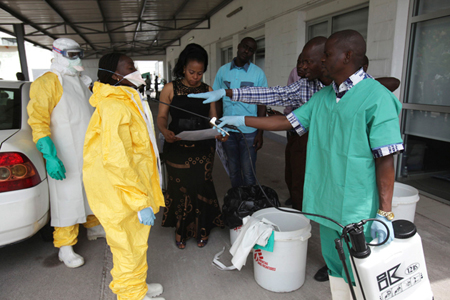 La Organización Mundial de la Salud (OMS) informó hoy de que 9.936 personas se han infectado con el virus del ébola CORT. REUTERS