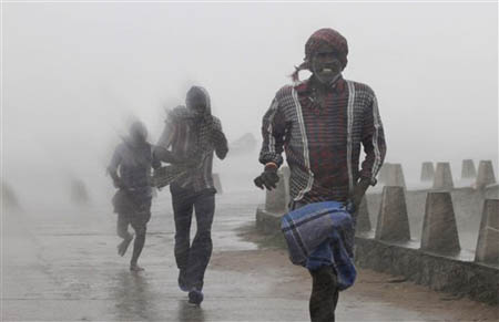 Los vientos del ciclón Hudhud arrasaron con unas 80.000 chozas tribales de personas pobres en el estado de Orissa. Hasta la noche del lunes se habían contado 24 muertes CORT. AP