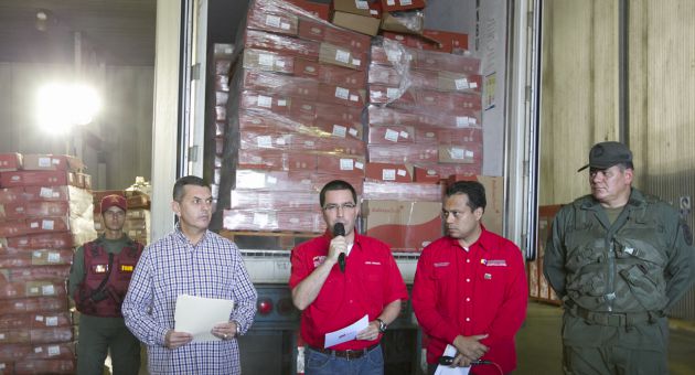  El vicepresidente Jorge Arreaza junto al superintendente de precios justos, Andrés Eloy Méndez, en un operativo de incautación de carne en Valencia 