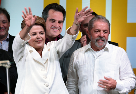 La mandataria de Brasil, compañía del expresidente Lula da Silva,  agradeció a los brasileños por su confianza, y se comprometió en sus primeras palabras a abrir todas las puertas posibles a un diálogo nacional. AFP / EVARISTO SA