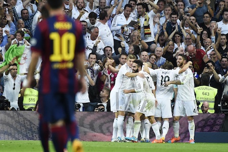 Messi observa al fondo la celebración del Madrid