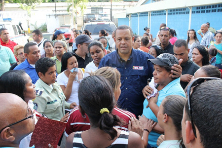 El mandatario local de Plaza Rodolfo Sanz, se reunió con los familiares de los privados de libertad y luego habló con algunos detenidos.