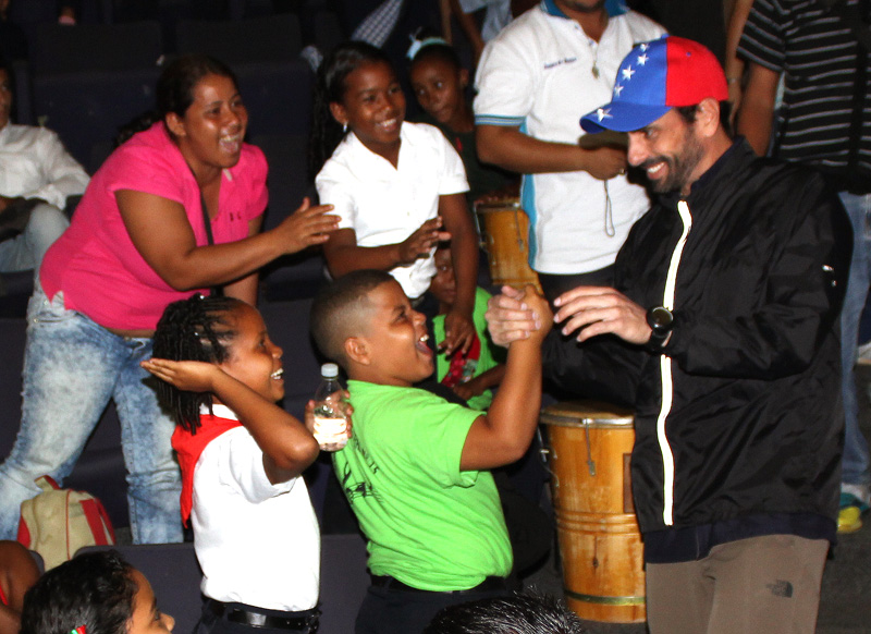 El gobernador de Miranda, Henrique Capriles, asistió al IV Festival Escolar de Música Navideña, en el cual 432 estudiantes de diferentes planteles estadales demostraron su talento