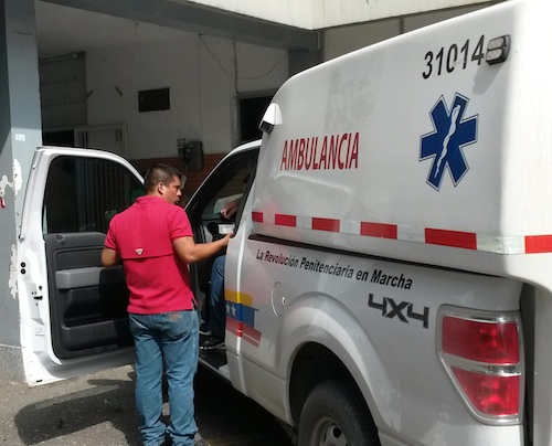 Foto 10: El herido fue llevado al hospital donde recibió atención médica (Foto: Jean Carlos Rodríguez)