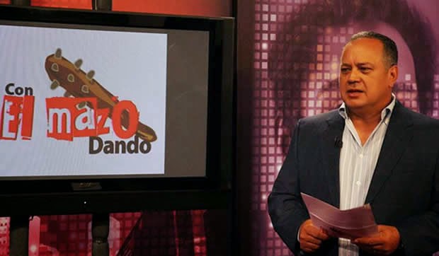  Diosdado Cabello, en el programa que conduce por Venezolana de Televisión, “Con el mazo dando”, señaló que el gobernador Capriles Radonski, ha realizado en los 11 meses que lleva el presente año, 24 viajes, que están documentados en fotos y videos, sin duda todo un récord: 24 en menos de un año