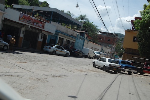 La calle Real de El Guamacho, Guarenas fue escenario de un hecho de sangre con muertos y herido Foto Jaime Manrique/LaVoz