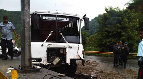 El accidente fue entre un colectivo de la línea San Juan – Lagunillas y un taxi