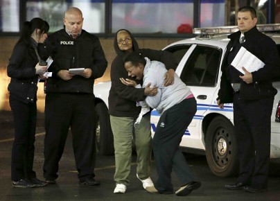 La madre de Antonio Martin llegó al lugar donde fue abatido su hijo. (Foto: AP)